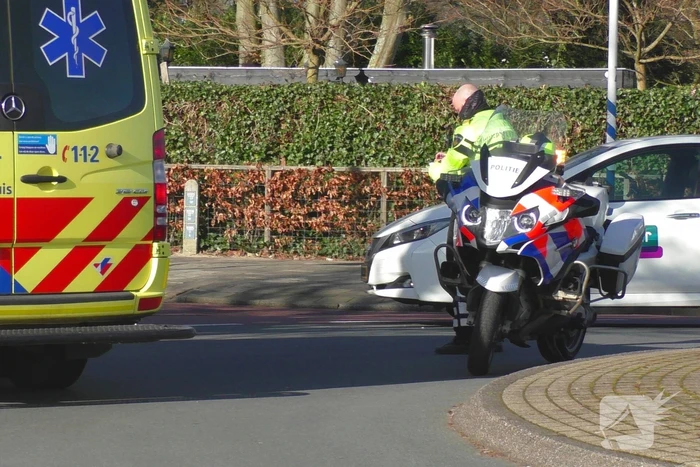 Vrouw op snorscooter gaat onderuit na botsing