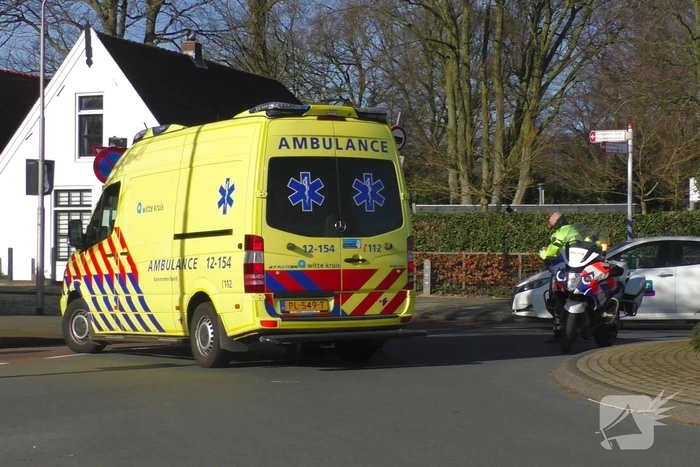 Vrouw op snorscooter gaat onderuit na botsing