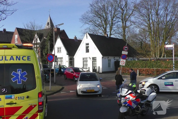 Vrouw op snorscooter gaat onderuit na botsing