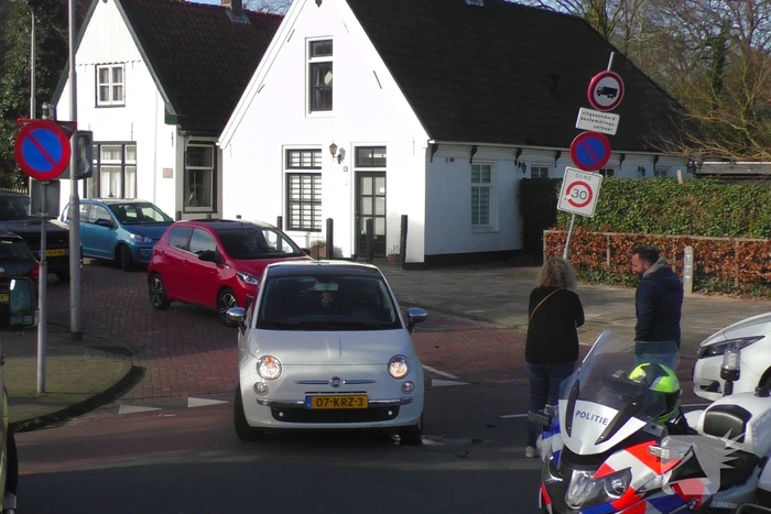Vrouw op snorscooter gaat onderuit na botsing