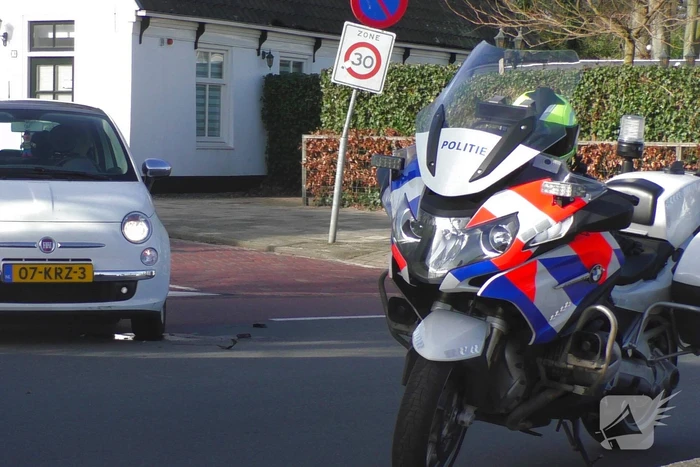 Vrouw op snorscooter gaat onderuit na botsing