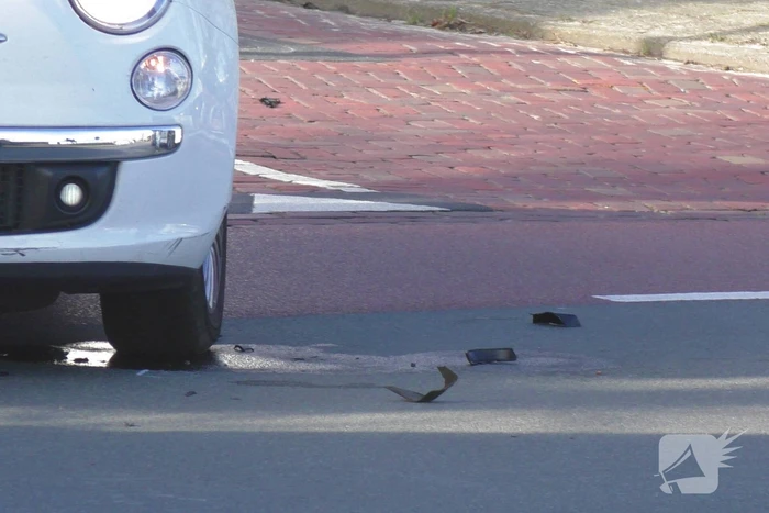 Vrouw op snorscooter gaat onderuit na botsing