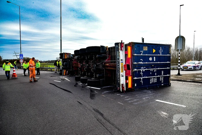 Vrachtwagen gekanteld voor afrit A15