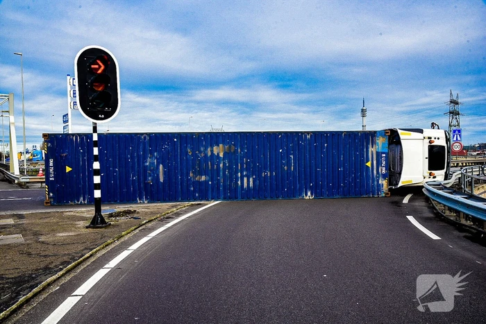Vrachtwagen gekanteld voor afrit A15