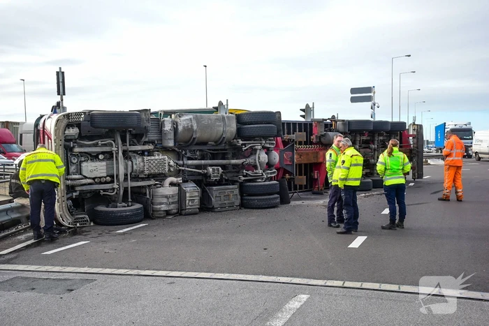 Vrachtwagen gekanteld voor afrit A15