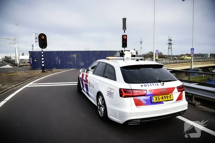 Vrachtwagen gekanteld voor afrit A15