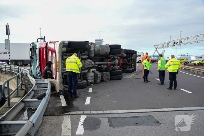 Vrachtwagen gekanteld voor afrit A15