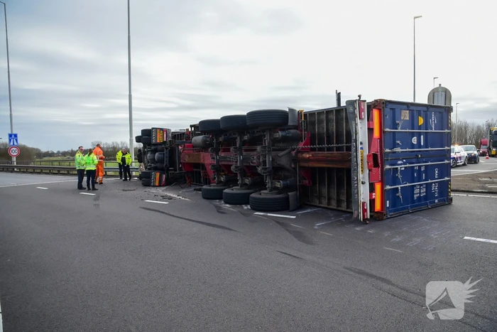 Vrachtwagen gekanteld voor afrit A15