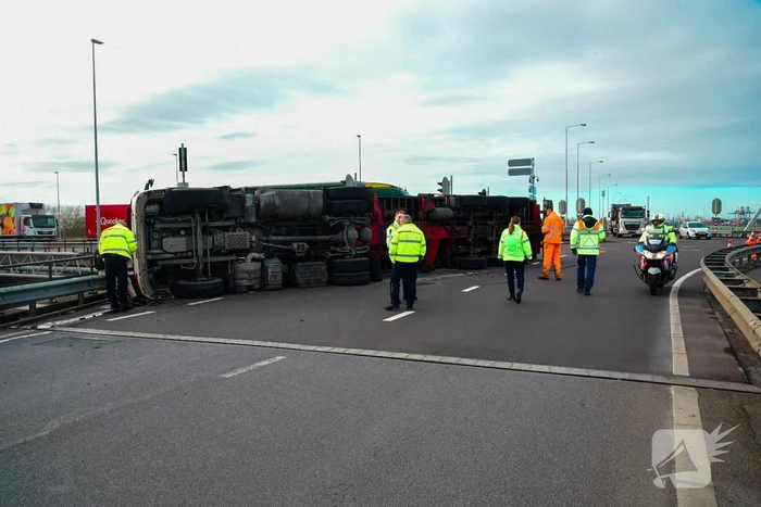 Vrachtwagen gekanteld voor afrit A15