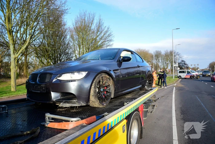 Auto vliegt uit de bocht en botst op paal