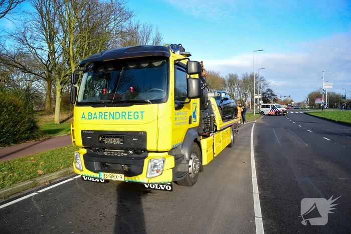Auto vliegt uit de bocht en botst op paal