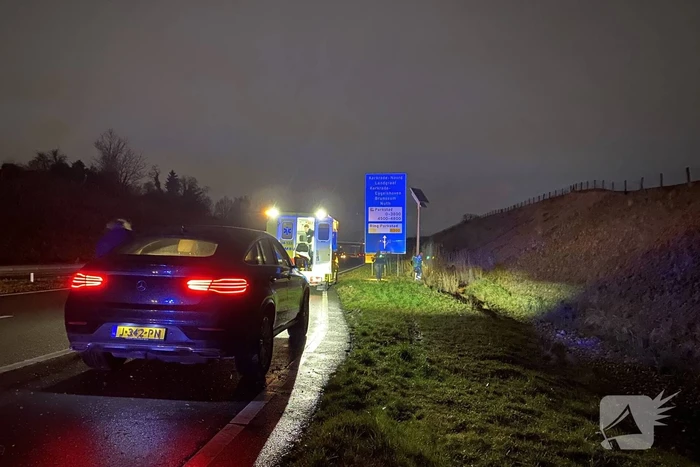 Auto belandt op zijn kop in berm