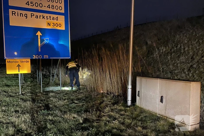 Auto belandt op zijn kop in berm
