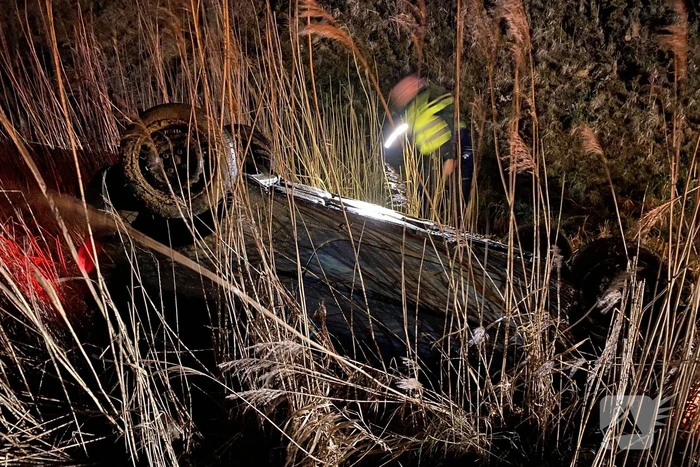 Auto belandt op zijn kop in berm