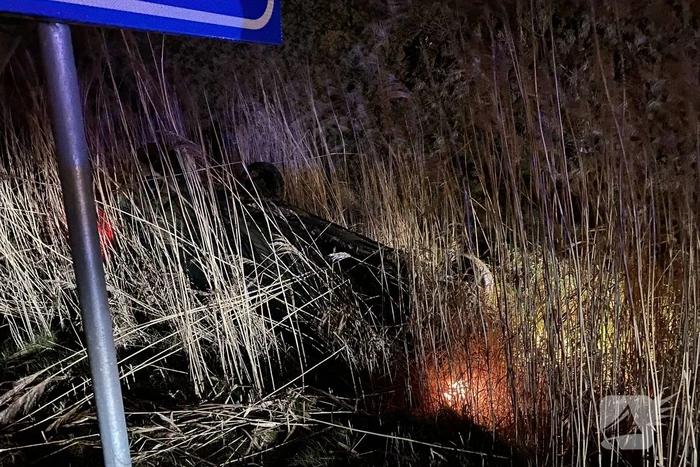 Auto belandt op zijn kop in berm