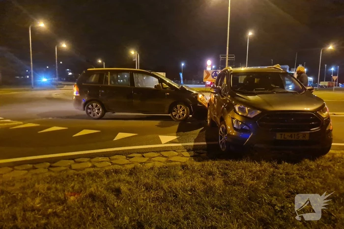 Ongeval tussen twee personenauto's op rotonde