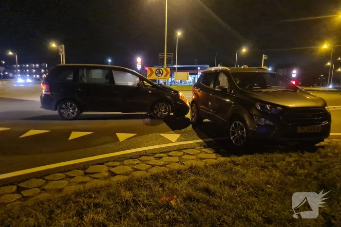 Ongeval tussen twee personenauto's op rotonde