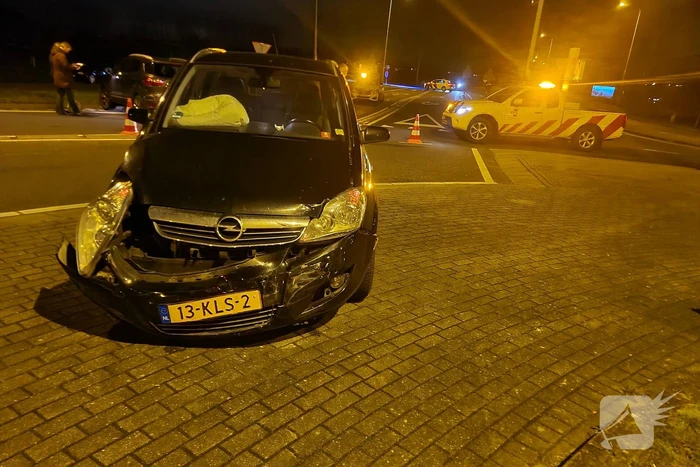 Ongeval tussen twee personenauto's op rotonde