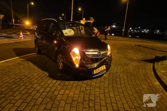 Ongeval tussen twee personenauto's op rotonde