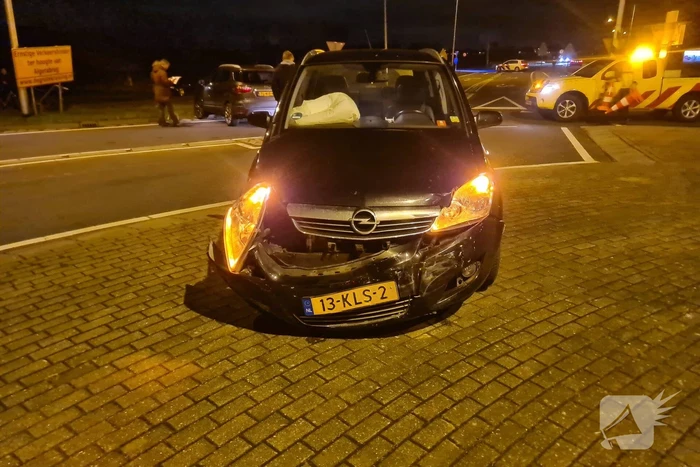 Ongeval tussen twee personenauto's op rotonde