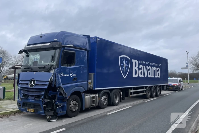 Vrachtwagens botsen op kruising