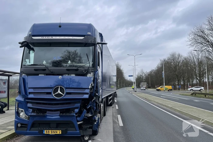 Vrachtwagens botsen op kruising
