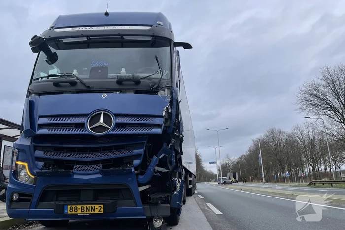 Vrachtwagens botsen op kruising