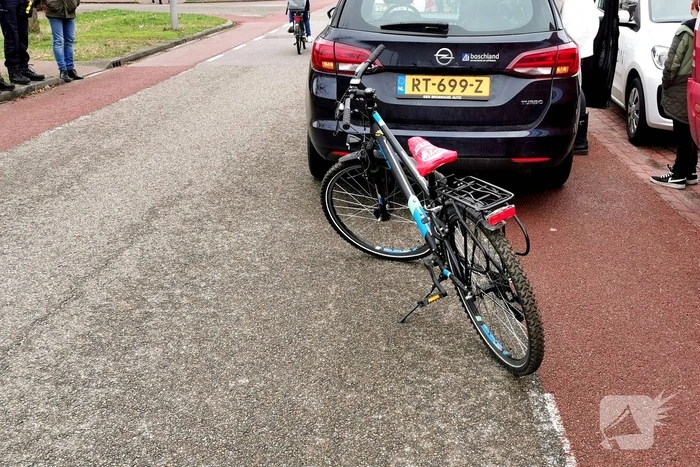 Auto botst op jonge fietser