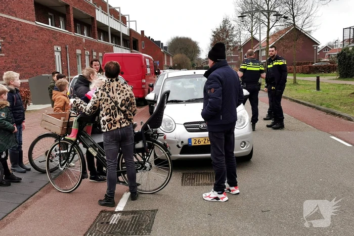 Auto botst op jonge fietser