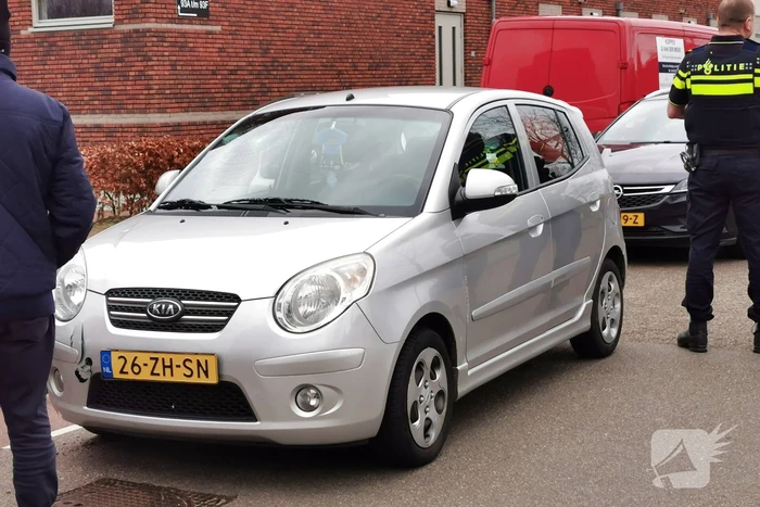 Auto botst op jonge fietser