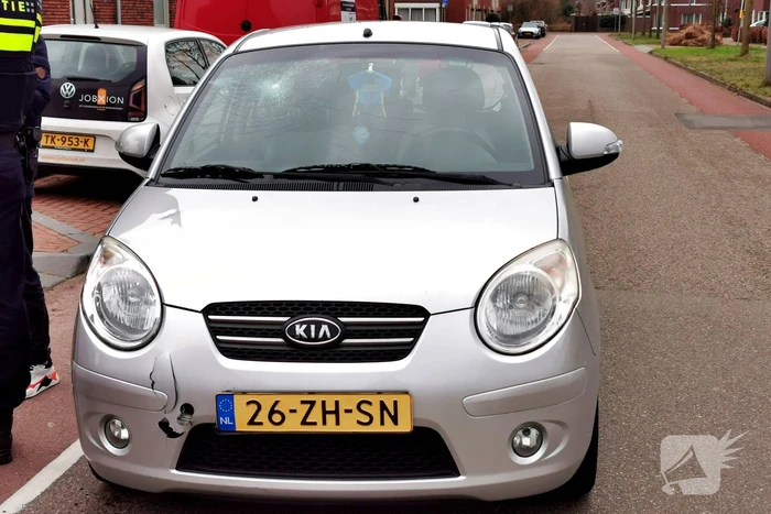 Auto botst op jonge fietser