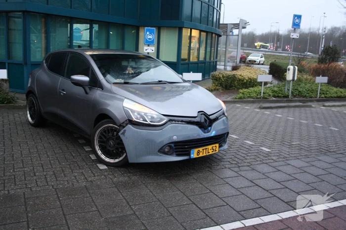 Snorfietser gewond door ongeval met personenauto