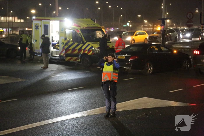 Ongeval tussen ambulance en personenauto op kruising