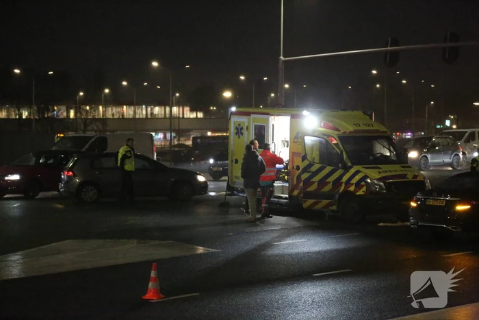 Ongeval tussen ambulance en personenauto op kruising