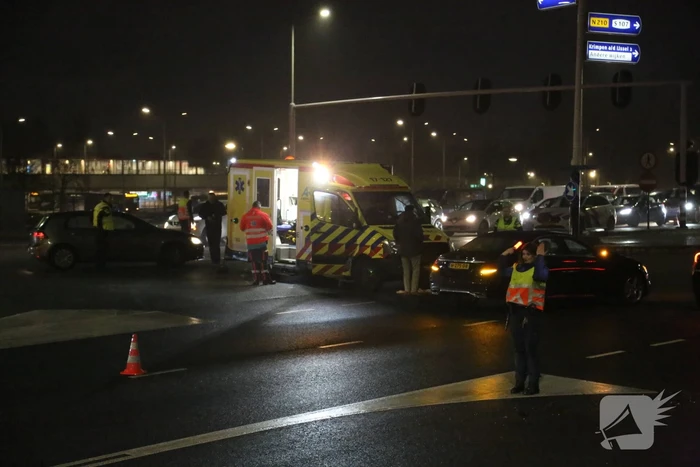 Ongeval tussen ambulance en personenauto op kruising