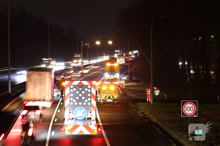 Auto belandt tegen lichtmast op A27, weg deels afgesloten