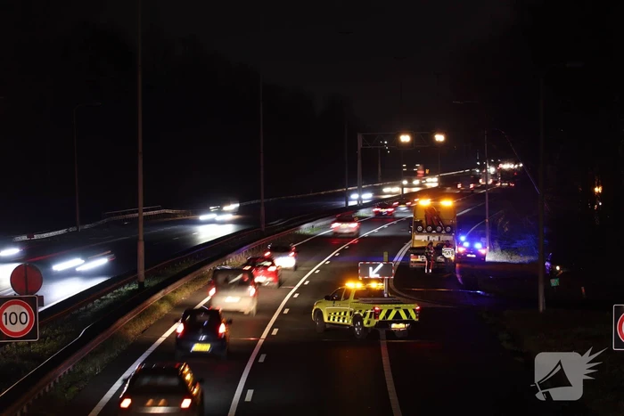 Auto belandt tegen lichtmast op A27, weg deels afgesloten
