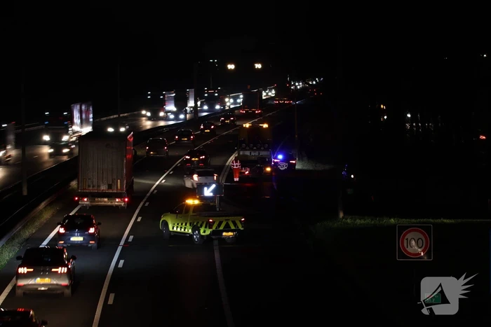 Auto belandt tegen lichtmast op A27, weg deels afgesloten