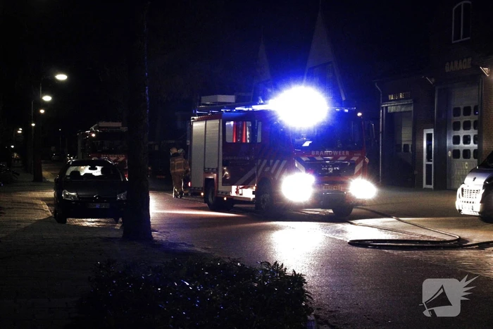 Brandweer blust brand in woning
