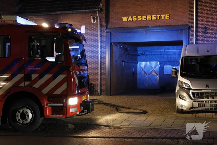 Brandweer blust brand in woning