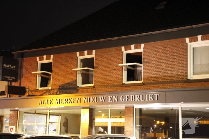 Brandweer blust brand in woning