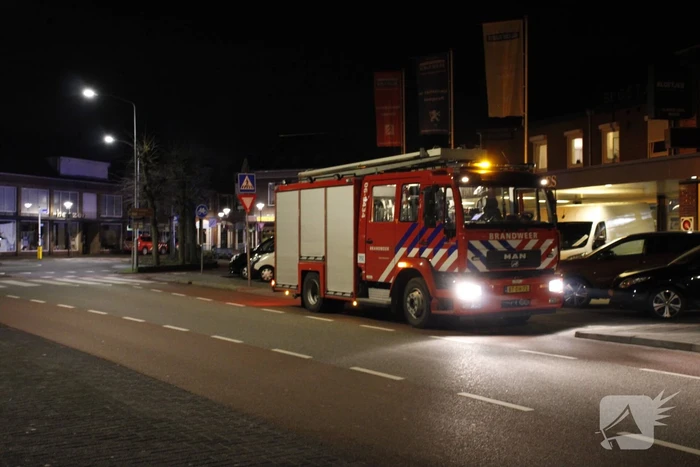 Brandweer blust brand in woning