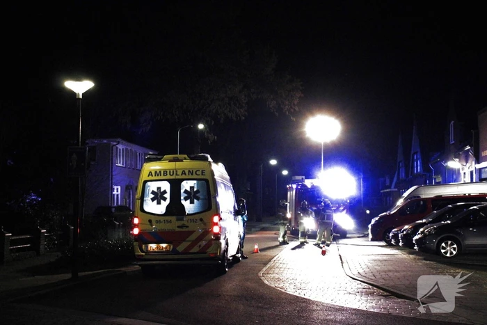 Brandweer blust brand in woning
