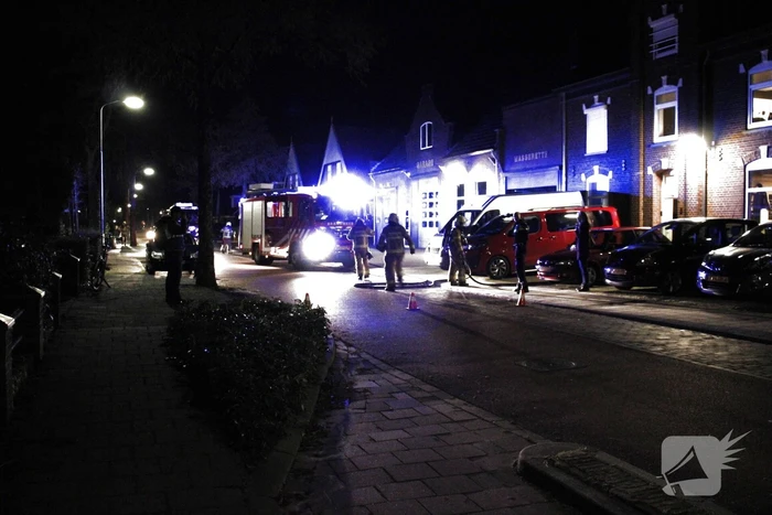 Brandweer blust brand in woning