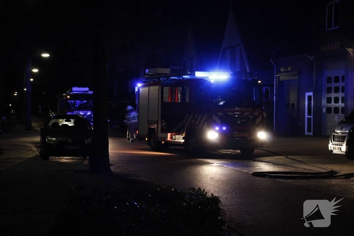 Brandweer blust brand in woning