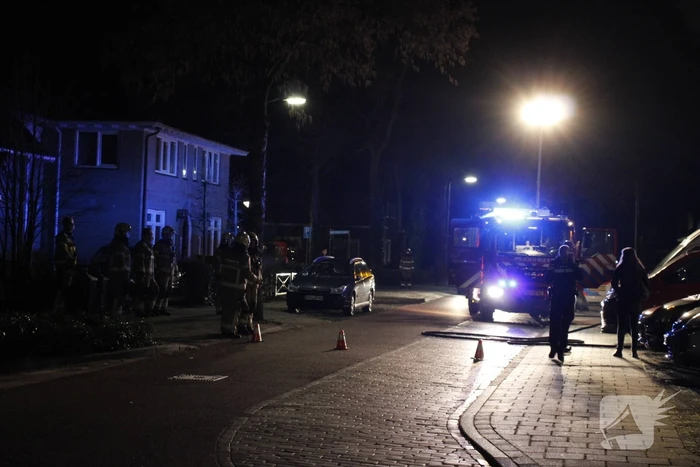 Brandweer blust brand in woning
