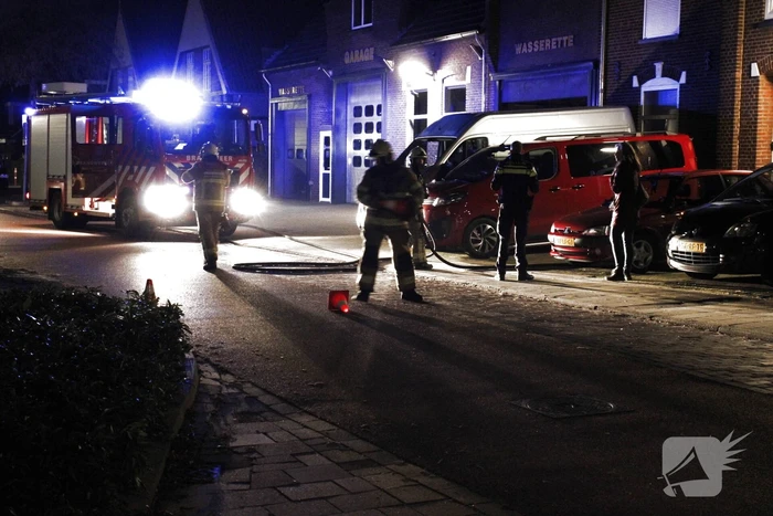 Brandweer blust brand in woning