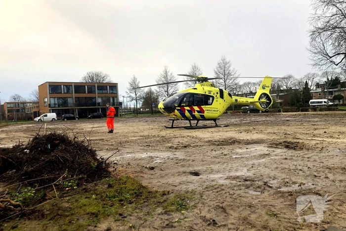 Persoon zwaargewond na brand in woning