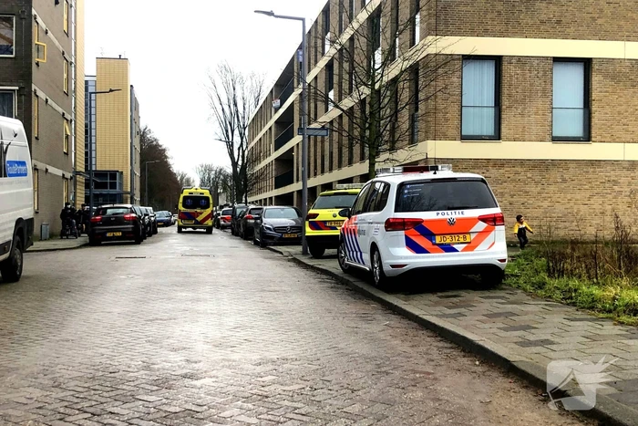 Persoon zwaargewond na brand in woning
