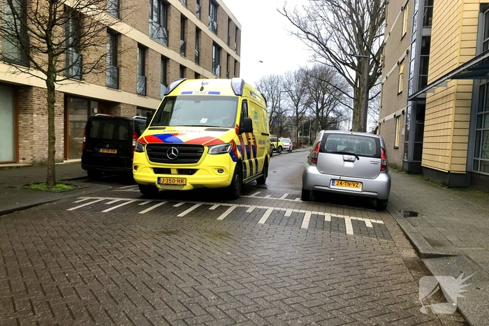Persoon zwaargewond na brand in woning